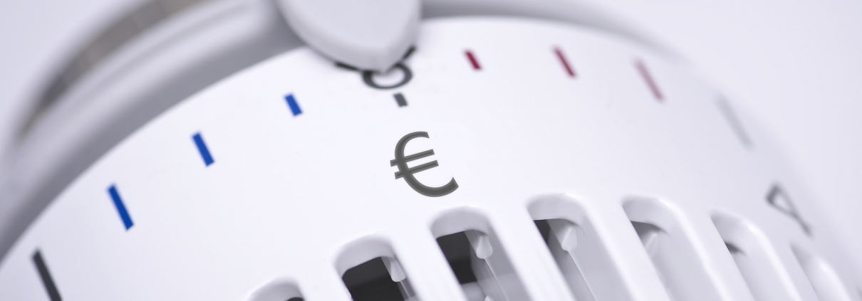 Nahaufnahme von einem Heizungsregle. Dieser ist zwischen zwei und vier gestellt. Anstatt einer drei ist dan dieser Stelle das Eurozeichen abgebildet