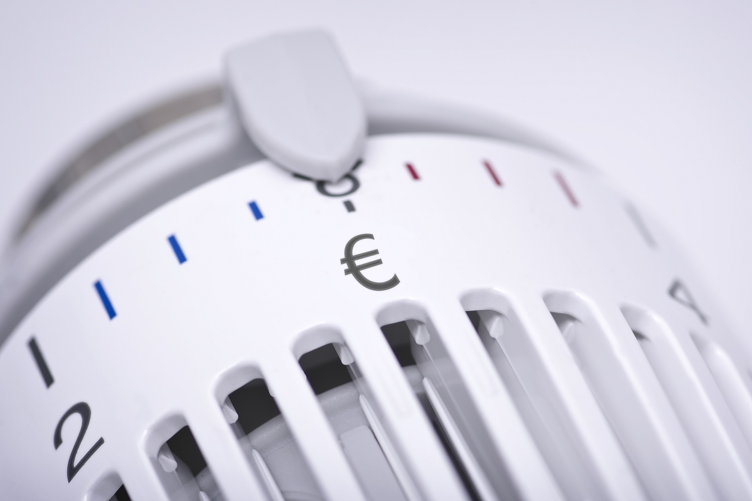 Nahaufnahme von einem Heizungsregle. Dieser ist zwischen zwei und vier gestellt. Anstatt einer drei ist dan dieser Stelle das Eurozeichen abgebildet Nahaufnahme von einem Heizungsregle. Dieser ist zwischen zwei und vier gestellt. Anstatt einer drei ist dan dieser Stelle das Eurozeichen abgebildet