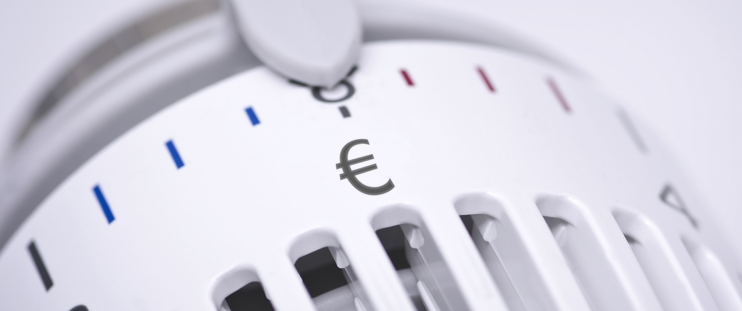 Nahaufnahme von einem Heizungsregle. Dieser ist zwischen zwei und vier gestellt. Anstatt einer drei ist dan dieser Stelle das Eurozeichen abgebildet Nahaufnahme von einem Heizungsregle. Dieser ist zwischen zwei und vier gestellt. Anstatt einer drei ist dan dieser Stelle das Eurozeichen abgebildet