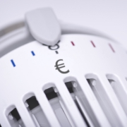 Nahaufnahme von einem Heizungsregle. Dieser ist zwischen zwei und vier gestellt. Anstatt einer drei ist dan dieser Stelle das Eurozeichen abgebildet